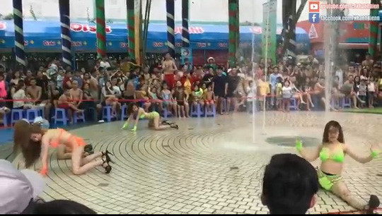 Các vũ công múa vũ điệu phản cảm tại công viên nước Đầm Sen. Nguồn: Internet