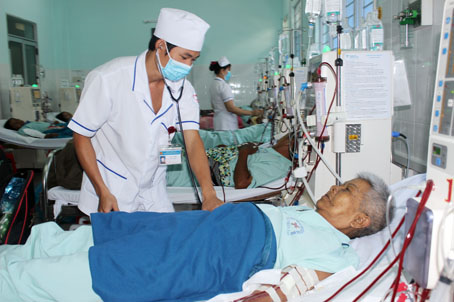 Bệnh nhân suy thận mạn lọc máu chu kỳ tại Bệnh viện đa khoa khu vực Định Quán. Ảnh: Đ.Ngọc