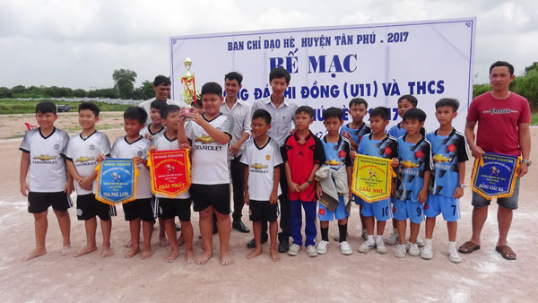 Ban tổ chức trao giải cho các đội bóng giành thứ hạng ở khối tiểu học