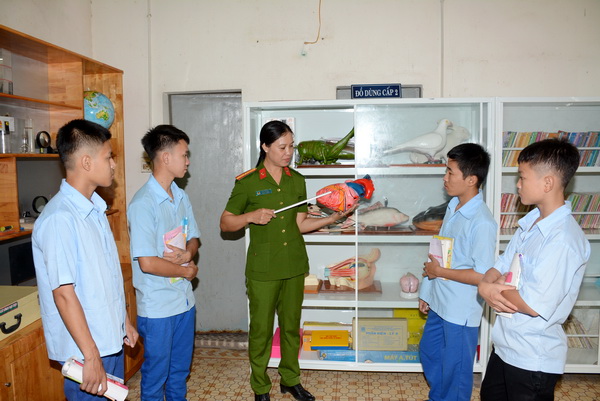 Thiếu tá Mai Thị Thu giảng dạy tiết thực hành cho các học viên Trường giáo dưỡng số 4.
