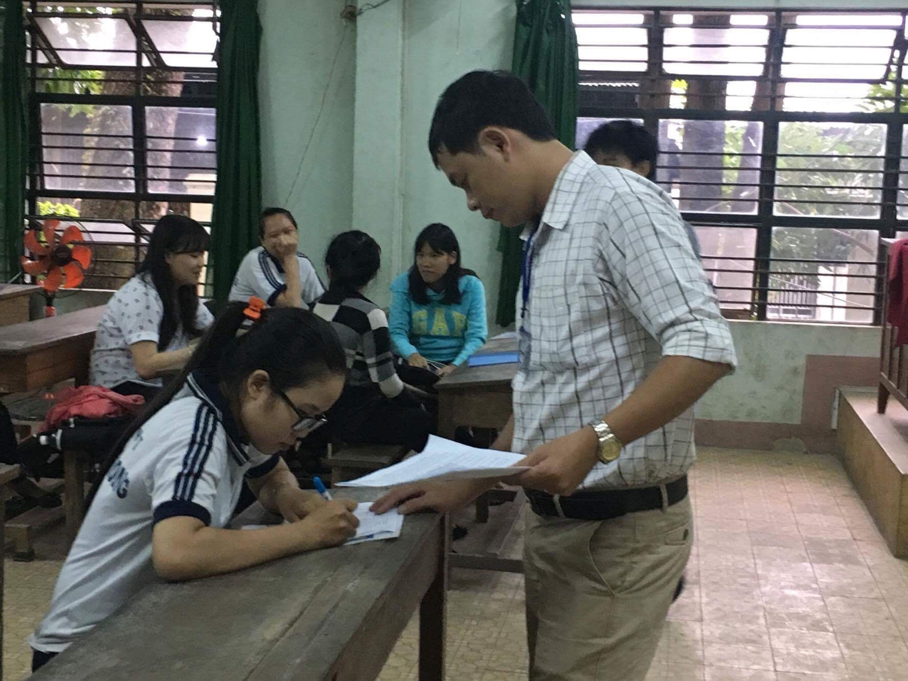 Giám thị cho thí sinh ký xác nhận thông tin buổi thi sáng nay tại Hội đồng thi Trường THPT Lê Hồng Phong