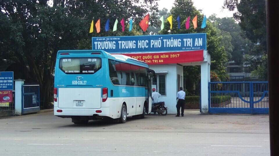 e buýt chờ sẵn trước cổng hội đồng thi Trường THPT Trị An đưa thí sinh Trường THPT Huỳnh Văn Nghệ về nhà sau buổi thi cuối cùng