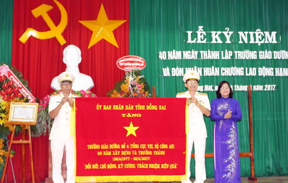 Phó chủ tịch tỉnh Nguyễn Hòa Hiệp tặng bức trướng cho nhà trường