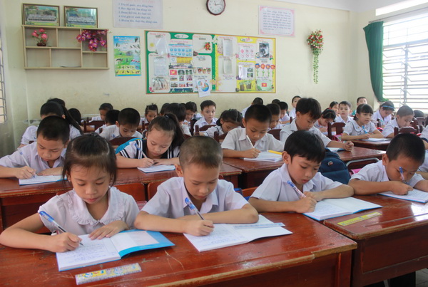 Học sinh Trường tiểu học Phan Đình Phùng (phường Long Bình, TP.Biên Hòa) phải học ca ba trong năm học 2016-2017.