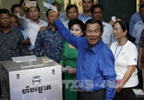 Thủ tướng Campuchia Samdech Techo Hun Sen (thứ 2, phải) bỏ phiếu tại điểm bầu cử ở tỉnh Kandal ngày 4/6. Ảnh: EPA/TTXVN