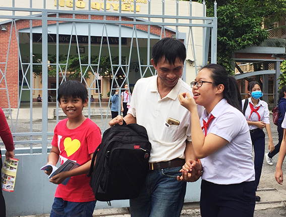 Phụ huynh đón thí sinh sau khi dự kỳ thi tuyển sinh vào lớp 10 năm học 2017-2018 (Ảnh: Công Nghĩa)