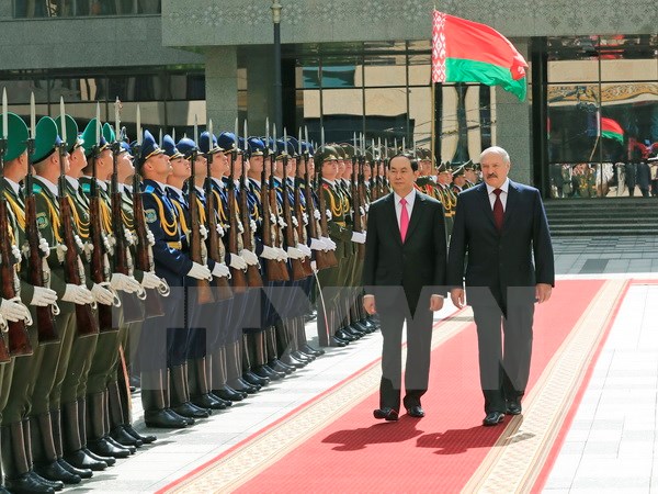 Tổng thống Belarus Alexander Lukashenko và Chủ tịch nước Trần Đại Quang duyệt Đội danh dự. (Ảnh: Nhan Sáng/TTXVN)