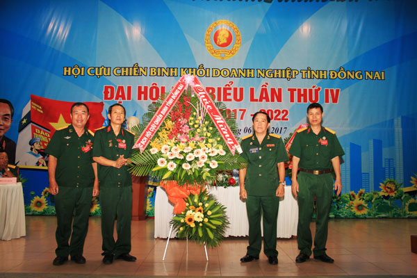 Đại tá Dương Hòa Hiệp, Chủ tịch Hội CCB tỉnh (thứ hai từ phải qua) tặng lẵng hoa cho đại diện Hội CCB Khối Doanh nghiệp