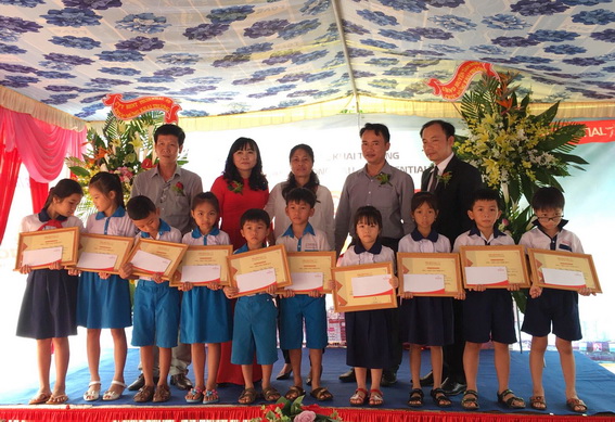 Đại diện Prudential trao tặng 20 suất học bổng cho học sinh nghèo hiếu học tại Lễ khai trương Văn phòng TĐL Tân Phú