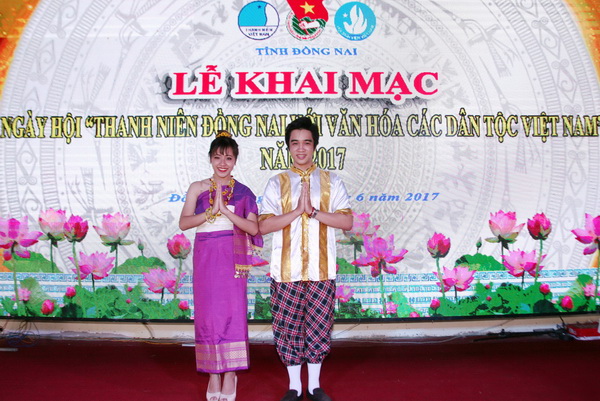 Phần trình diễn thời trang các dân tộc Việt Nam và các nước trong khu vực ASEAN.  