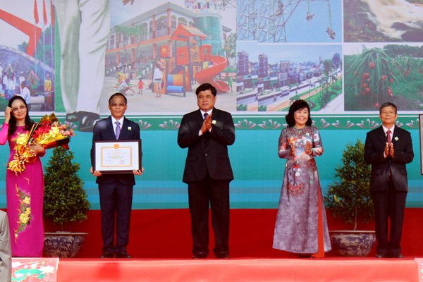 Lãnh đạo huyện Trảng Bom đón nhận bằng công nhận huyện đạt chuẩn nông thôn mới của Thủ tướng Chính phủ do Thứ trưởng Bộ Nông nghiệp và phát triển nông thôn Trần Thanh Nam trao tặng. 