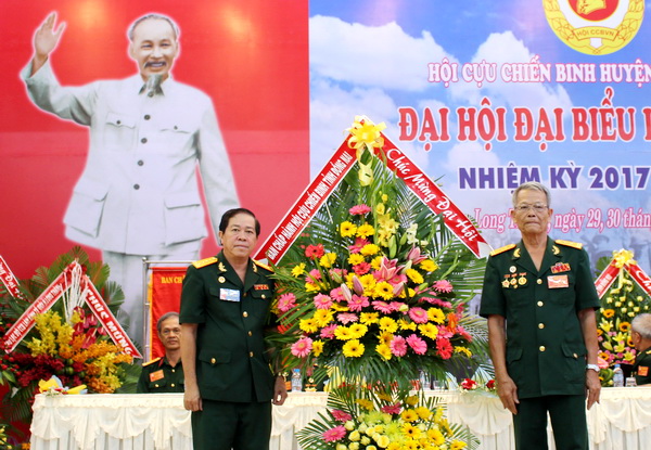 Chủ tịch Hội Cựu chiến binh tỉnh Đại tá Dương Hòa Hiệp tặng hoa cho Đại hội 