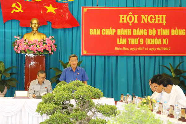 Đồng chí Đinh Quốc Thái, Phó bí thư Tỉnh ủy, Chủ tịch UBND tỉnh phát biểu ý kiến tại hôi nghị