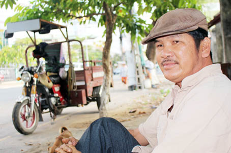 Ông Nguyễn Văn Na đang ngồi quán cà phê cóc nơi góc đường Hà Huy Giáp (KP.1, phường Quyết Thắng, TP.Biên Hòa) đợi mối gọi chở hàng.