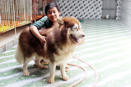 Anh Võ Minh Tuấn (phường Trảng Dài, TP.Biên Hòa) bên chú chó cưng.