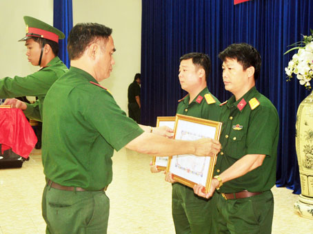 Đại tá Mai Xuân Chiến, Phó chính ủy Bộ Chỉ huy quân sự tỉnh, trao giấy khen cho các tập thể đoạt giải trong hội thi.Ảnh: Đ. Tùng