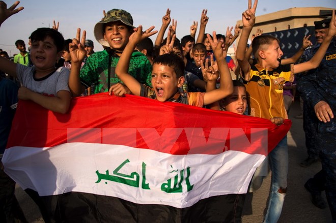 Người dân Iraq mừng thành phố cổ Mosul được giải phóng hoàn toàn khỏi IS ngày 9/7. (Nguồn: AFP/TTXVN)