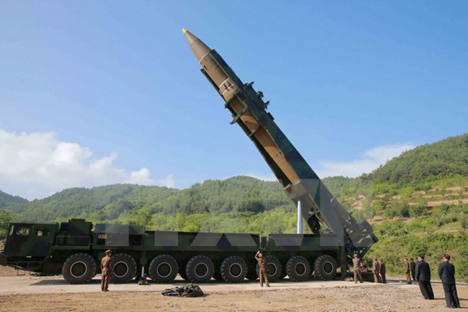 Tên lửa đạn đạo liên lục địa Hwasong-14 chuẩn bị được phóng thử tại một địa điểm bí mật ở Triều Tiên ngày 4/7. (Nguồn: EPA/TTXVN)