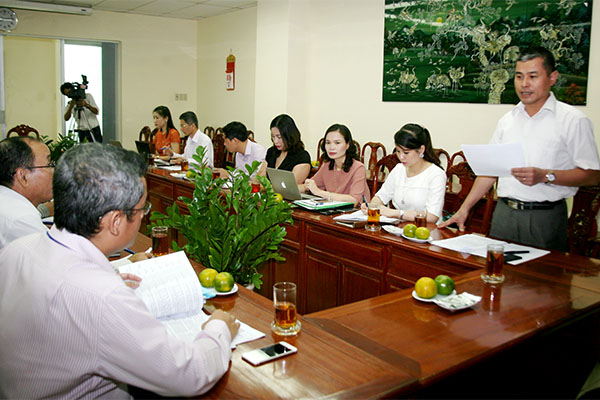 Tiến sĩ Bùi Phương Đình, Viện trưởng Viện Lãnh đạo học và Chính sách công, trưởng đoàn khảo sát làm việc với lãnh đạo các sở, ban ngành của tỉnh. (ảnh: Văn Truyên)