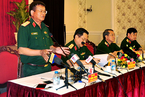 Thiếu tướng Võ Hồng Thắng (cục trưởng Cục kinh tế Bộ Quốc phòng) trả lời câu hỏi của các phóng viên (ảnh: Đăng Tùng)