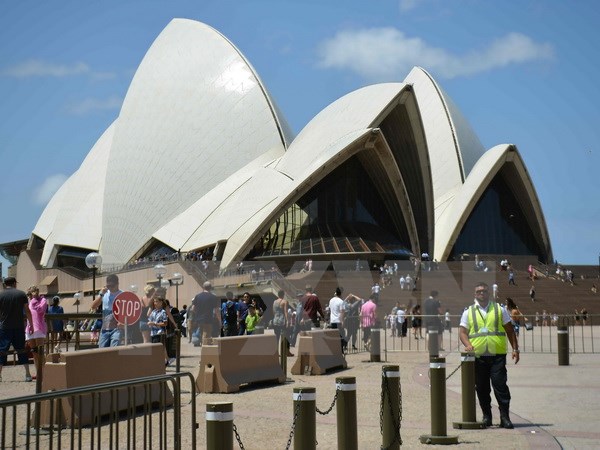 Cảnh sát Australia (phải) tuần tra bên ngoài Nhà hát Con Sò ở Sydney. (Nguồn: AFP/TTXVN)