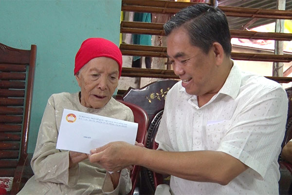 Thăm và tặng quà Mẹ Việt Nam Anh hùng Nguyễn Thị Hảo