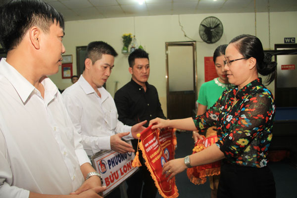 Ban tổ chức trao cờ lưu niệm cho các đơn vị tham dự giải