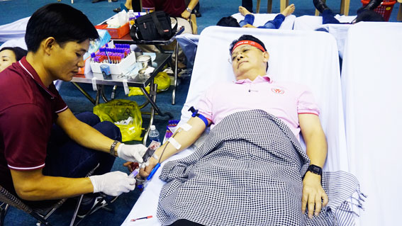Ông Montri Suwanposri tham gia hiến máu tình nguyện trong ngày hội hiến máu Tình người Đồng Nai tháng 7-2017. Ảnh: H. Dung