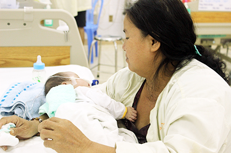 Một trẻ sơ sinh bị viêm màng não đang được điều trị tích cực tại Khoa Hồi sức tích cực - chống độc. Bệnh viện nhi đồng Đồng Nai.