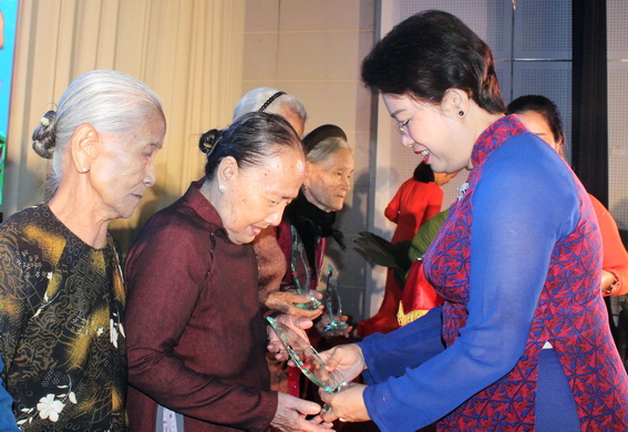 Đồng chí Phan Thị Mỹ Thanh, Phó bí thư Tỉnh ủy trao biểu trưng tôn vinh các mẹ, vợ liệt sĩ tiêu biểu