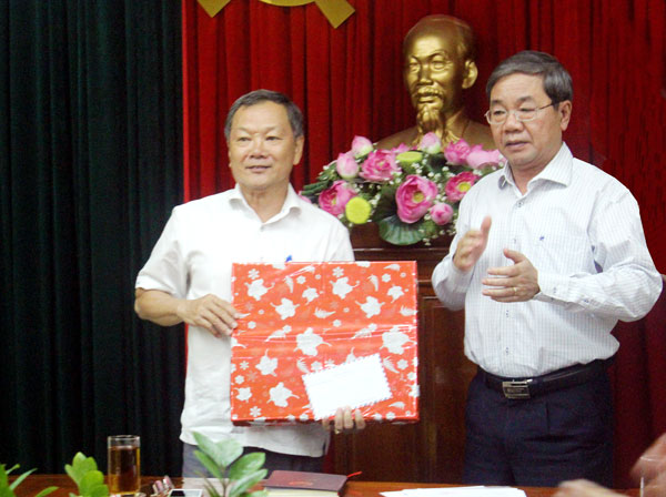 Phó chủ tịch UBND tỉnh Nguyễn Quốc Hùng (bìa phải) tặng quà chia tay đồng chí Trần Minh Phúc, nguyên Phó trưởng ban chỉ đạo đổi mới và phát triển doanh nghiệp tỉnh.