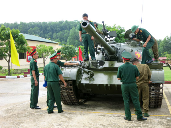 Ban giám khảo hội thi đang kiểm tra, chấm điểm kỹ thuật  kíp xe chiến đấu T.54