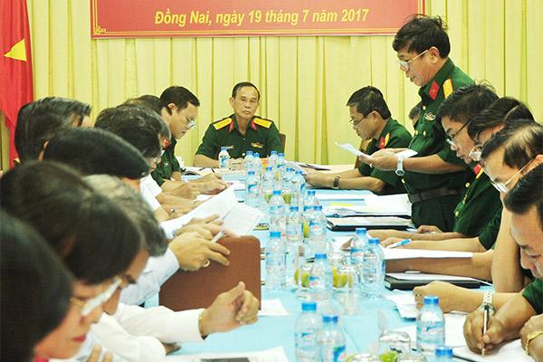 Đại tá Phạm Văn Mến, Chủ nhiệm chính trị Bộ CHQS tỉnh báo cáo kết quả hoạt động của Đảng ủy quân sự tỉnh 6 tháng đầu năm (ảnh: Đăng Tùng)