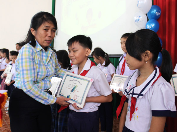 Phó chủ tịch Liên đoàn lao động tỉnh Nguyễn Phước Mạnh trao học bổng CEP cho các em học sinh