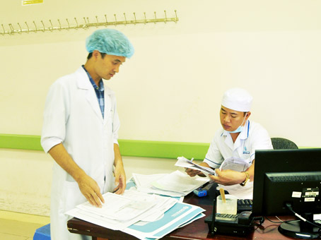 Bác sĩ Nguyễn Xuân Hoàng đang kiểm tra hồ sơ các bệnh nhân vào cấp cứu trong khoa.