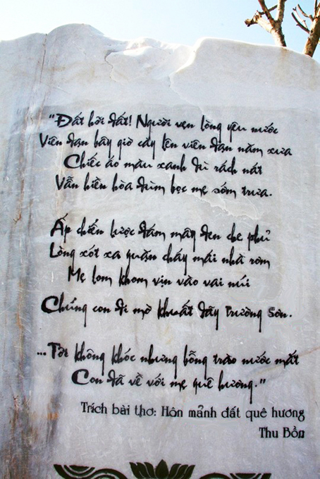 Phiến đá khác bài thơ Hôn mảnh đất quê hương của nhà thơ Thu Bồn