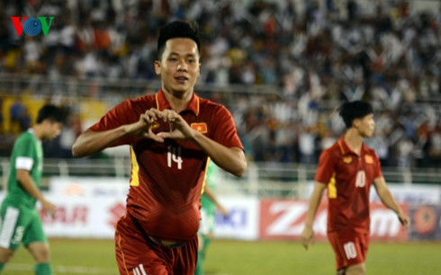 Thanh Bình ăn mừng sau bàn thắng mở tỷ số.