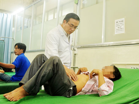 Bác sĩ Nguyễn Anh Vương trực cấp cứu tại Bệnh viện đa khoa Thống Nhất. Ảnh: Đ.TÙNG