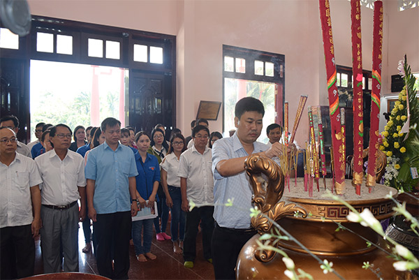 Các đại biểu của cụm thi đua số 3 dâng hương tưởng niệm các anh hùng liệt sĩ tại Đền thờ huyện Nhơn Trạch
