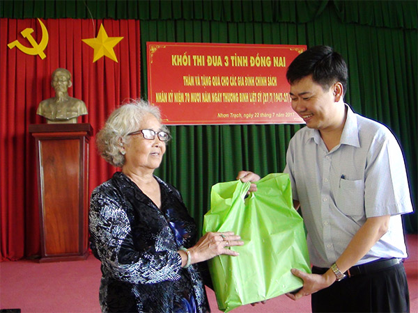 Ông Viên Hồng Tiến, giám đốc Sở Tư pháp tặng quà cho các gia đình chính sách.