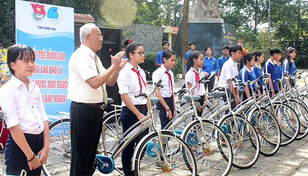 Đồng chí Phan Văn Trang, nguyên Bí thư Tỉnh ủy trao xe đạp cho học sinh là con cháu gia đình chính sách