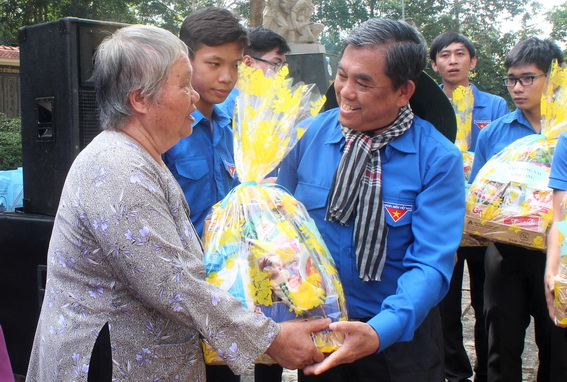 Đồng chí Huỳnh Văn Tới, Ủy viên Ban TVTU, Chủ tịch Ủy ban Mặt trận Tổ quốc tỉnh tặng quà gia đình chính sách