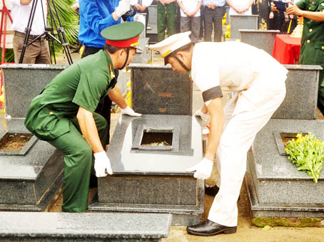 Lực lượng vũ trang huyện Định Quán đậy nắp phần mộ, đưa các liệt sĩ về nơi an nghỉ cuối cùng tại nghĩa trang liệt sĩ huyện