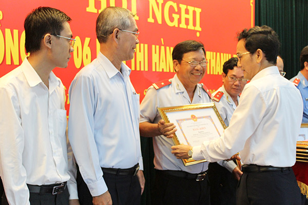 Đồng chí Võ Văn Chánh, trao thưởng cho các cá nhân đạt thành tích.