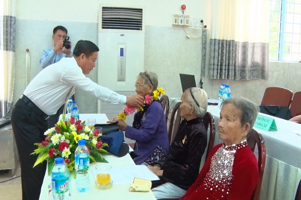 Đồng chí Đào Văn Phước - Bí thư huyện ủy tặng hoa cho Mẹ VNAH