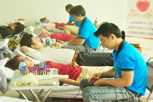 Công nhân viên các công ty trong KCN Amata hiến máu nhân đạo (ảnh: Đăng Tùng)