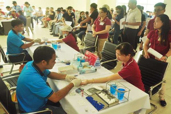 Công nhân viên các công ty trong KCN Amata hoàn tất các thủ tục trước khi hiến máu (ảnh: Đăng Tùng)