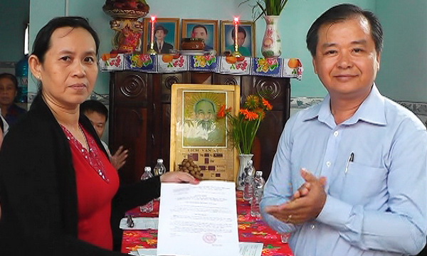 Ông Nguyễn Xuân Việt-Phó GĐ Công ty BBCC-Chủ tịch công đoàn cơ sở trao quyết định cho gia đình ông Nguyễn Văn Thanh