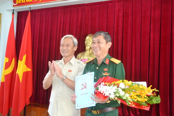 Đồng chí Bí thư Tỉnh ủy trao Quyết định của Ban Bí thư Trung ương Đảng cho đại tá Trần Ngọc Khải.