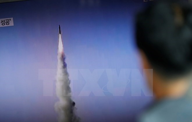  Một vụ thử tên lửa của Triều Tiên được phát trên truyền hình ở Seoul ngày 22/5. (Nguồn: EPA/TTXVN)